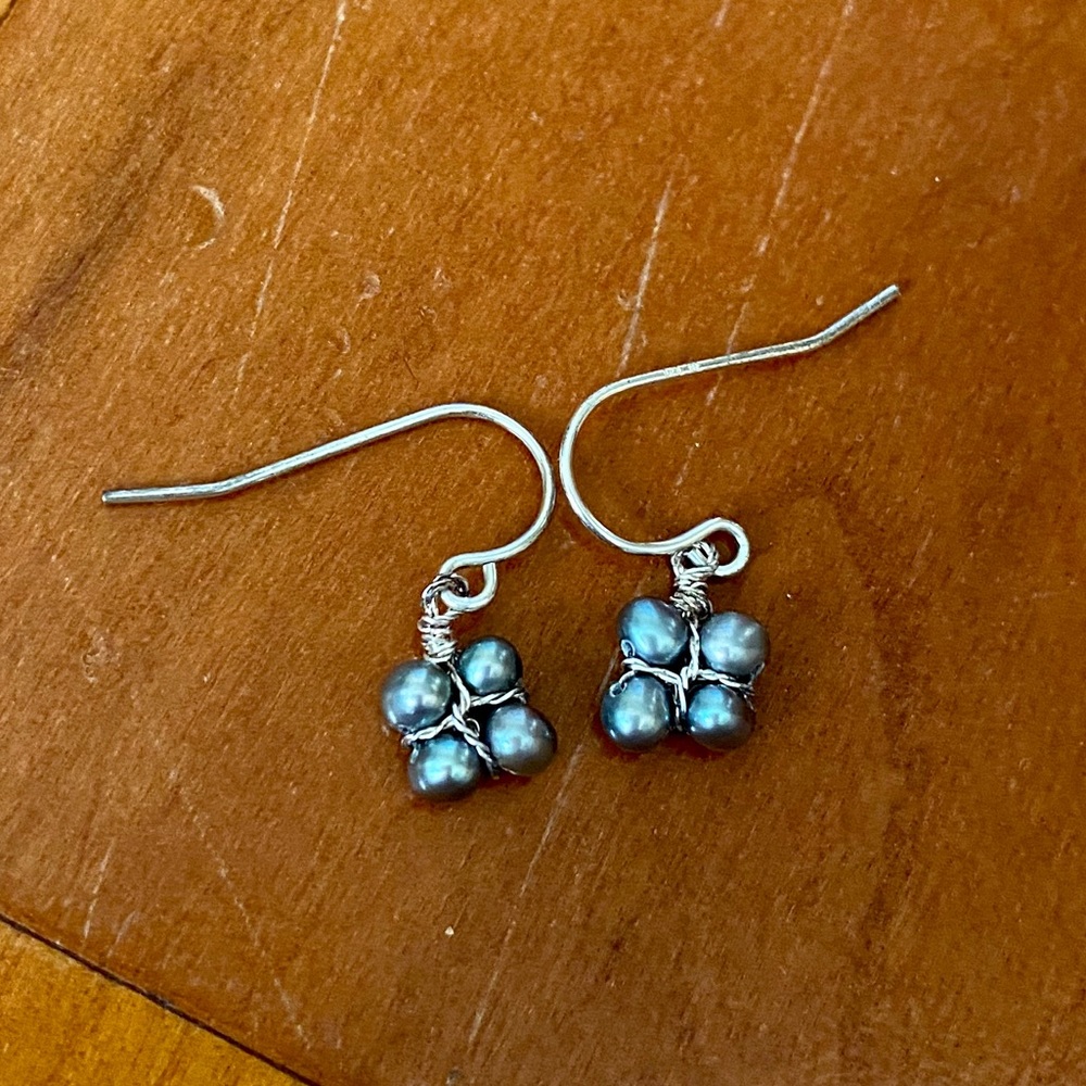 💥SALE!💥NWT Banana R dainty blue ball earrings